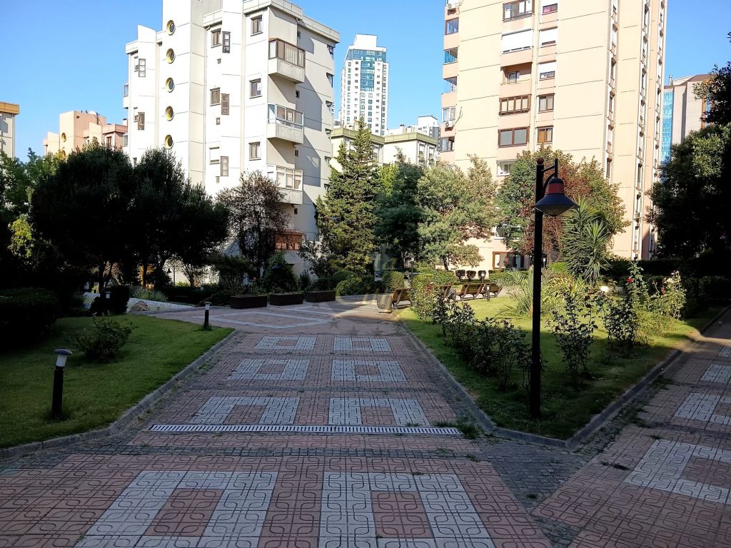 ATAŞEHİR DE KİRALIK DAİRE 2+1 90 M2 İÇİ YENİLENMİŞ BALKONLU BOŞ
